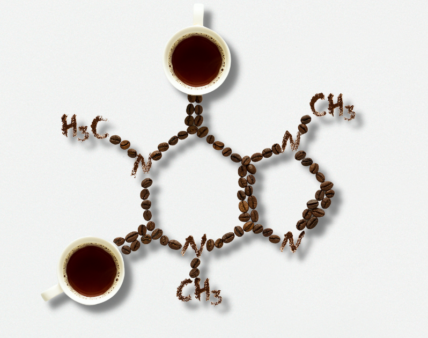 Jakie dodatkowe obowiązkowe informacje muszą zostać umieszczone na etykietach napojów o wysokiej zawartości kofeiny lub środków spożywczych z dodatkiem kofeiny?