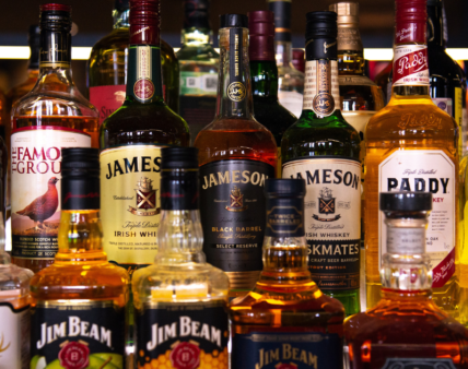 Reklama alkoholu w sieci – kiedy promocja staje się przestępstwem?