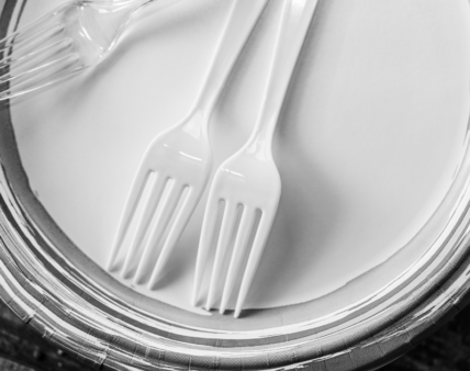 Dlaczego w Polsce nadal wolno sprzedawać plastikowe kubki i talerze?