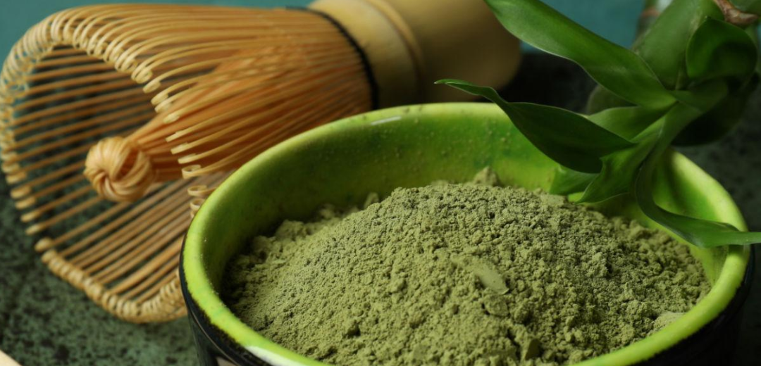 Sproszkowana zielona herbata to nie zawsze „matcha” – dlaczego warto sprawdzać przepisy krajowe?